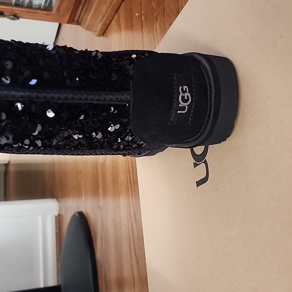 New Ugg - Picture 5 of 6